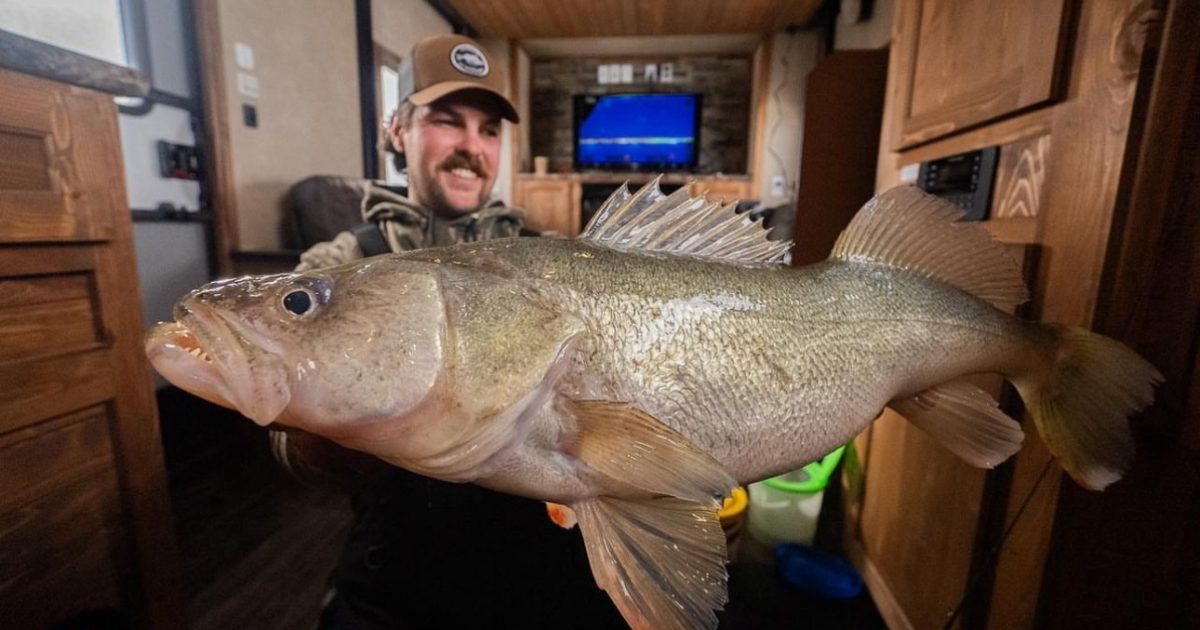 The Most Luxurious Ice Fishing Shack - Kannuk Outfitters (Jay Siemens ...